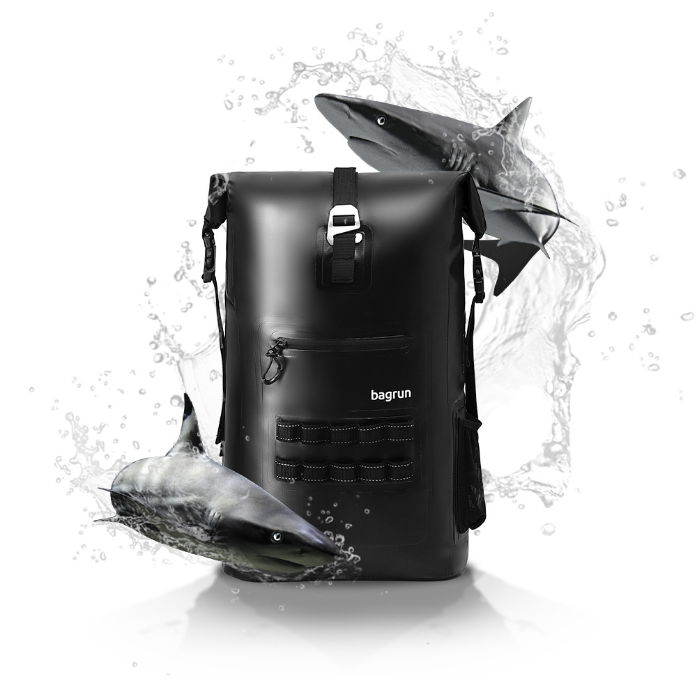 潮流防水背包推薦|丟進水裡也不濕,水上活動玩家必備