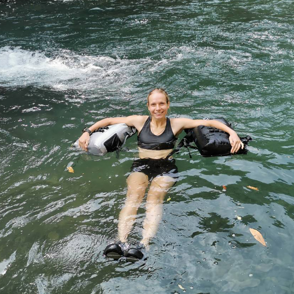 潮流防水背包推薦|丟進水裡也不濕,水上活動玩家必備