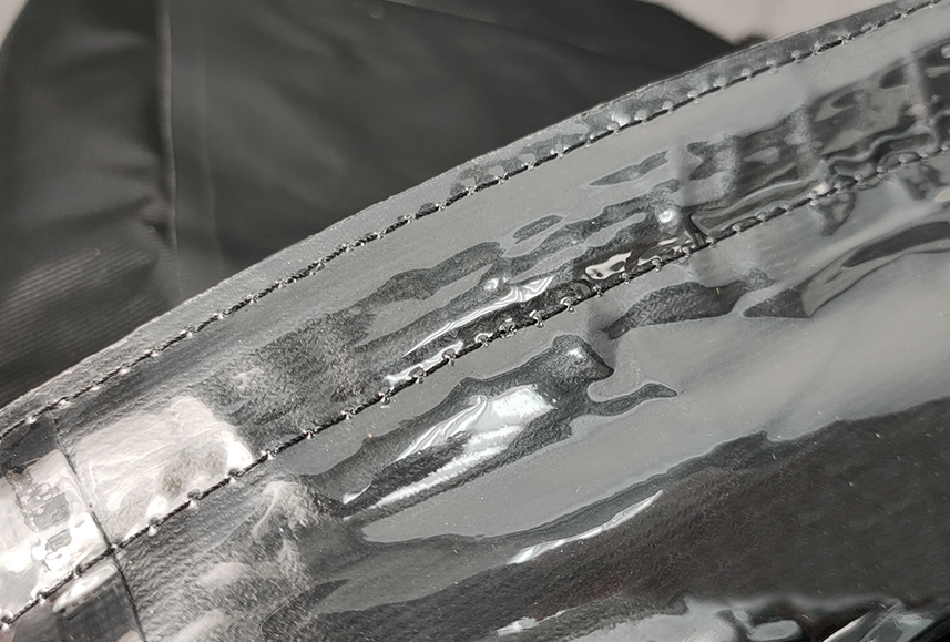 潮流防水背包推薦|丟進水裡也不濕,水上活動玩家必備