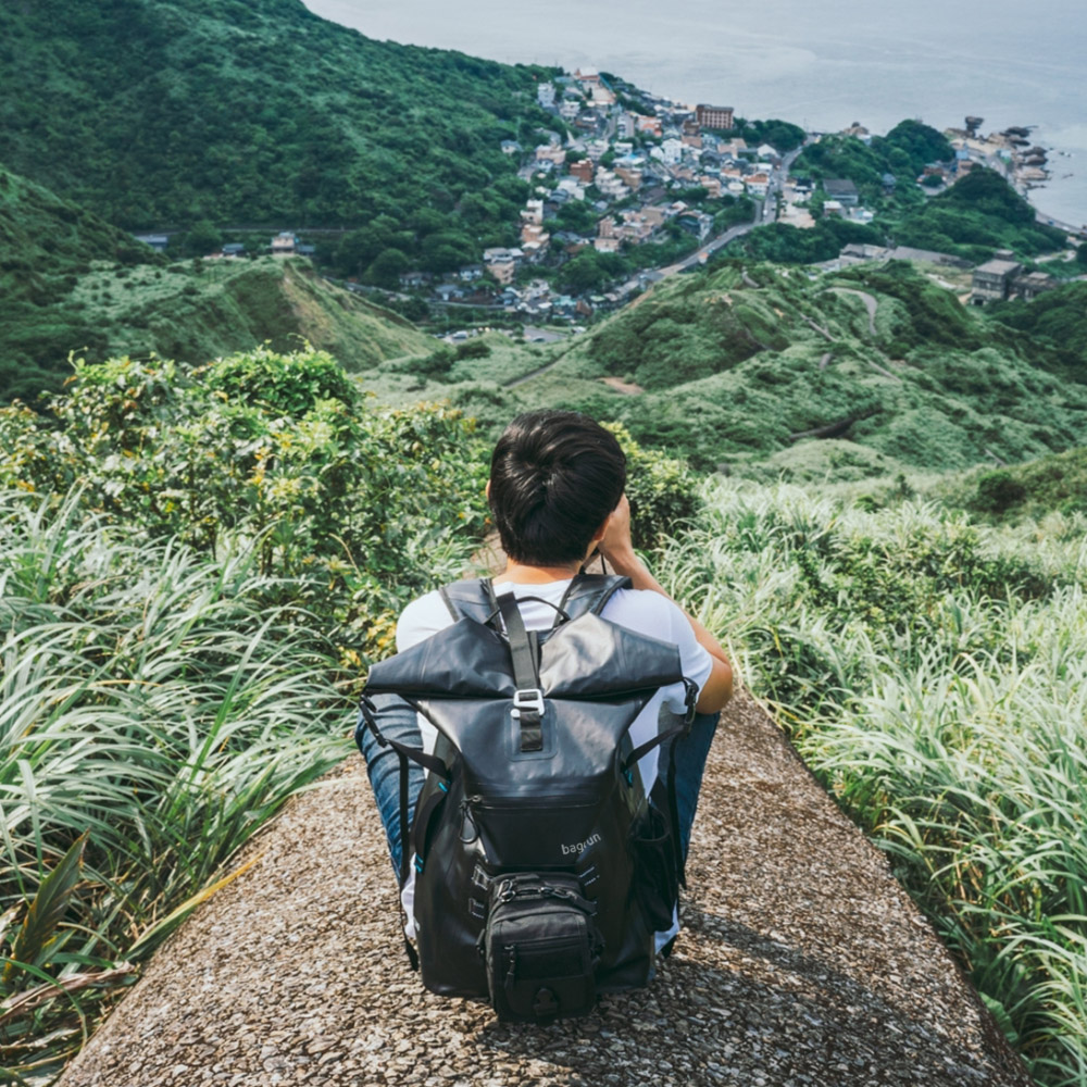 運動防水背包推薦|丟進水裡也不濕,水上活動玩家必備