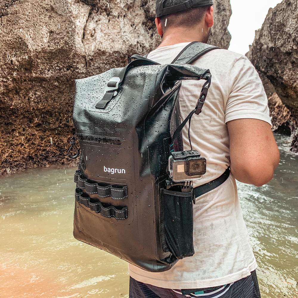 潮流防水背包推薦|丟進水裡也不濕,水上活動玩家必備