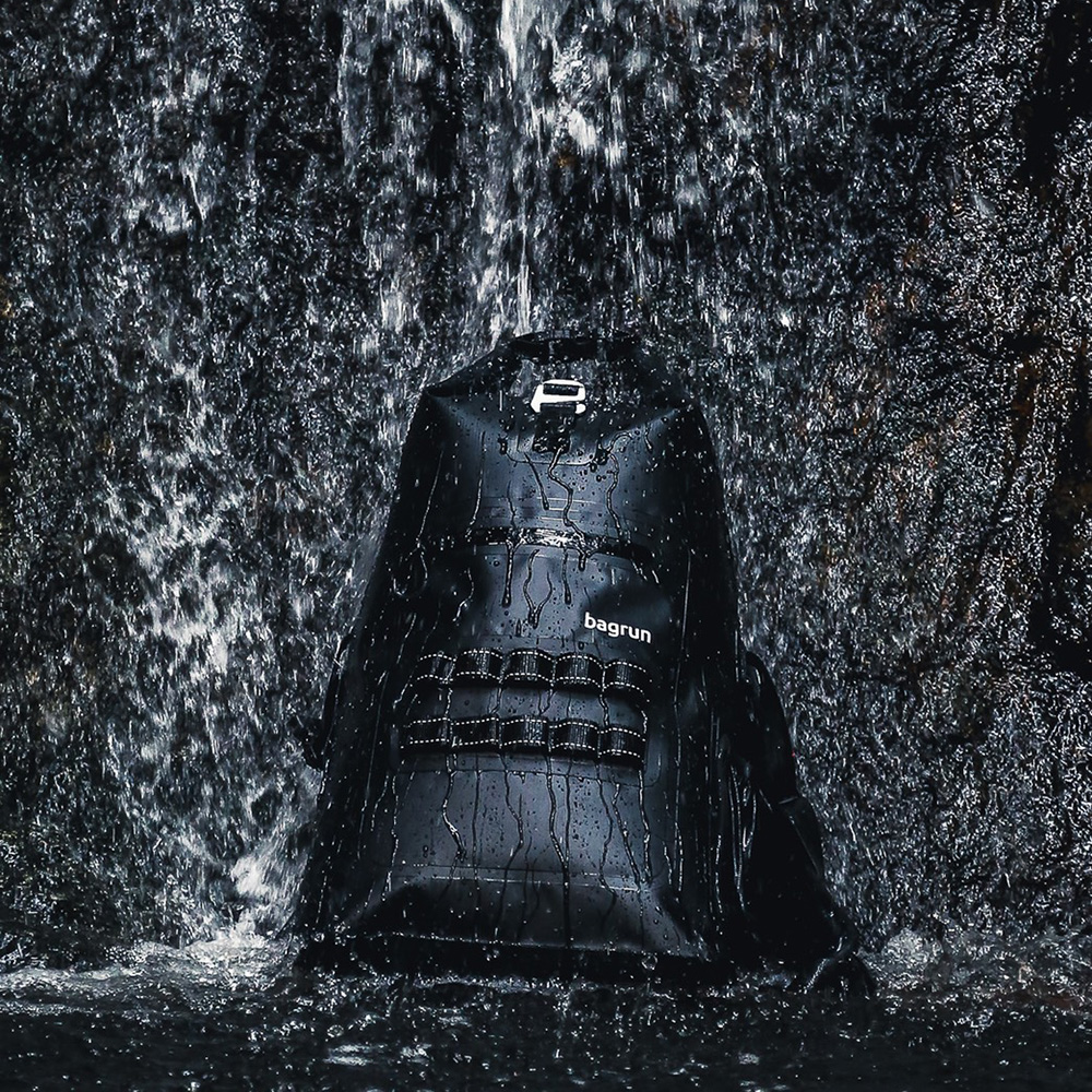 潮流防水背包推薦|丟進水裡也不濕,水上活動玩家必備