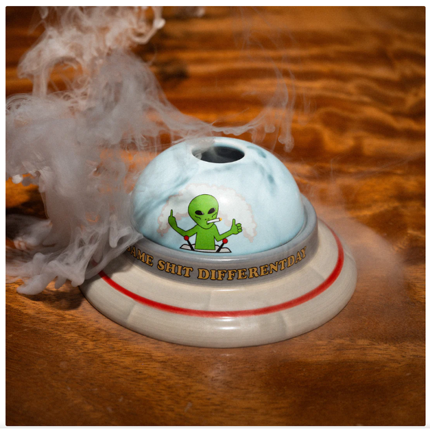 Nevermind RIPNDIP RNDHOL25187 外星人菸灰缸UFO Ceramic Ashtray Nevermind RIPNDIP RNDHOL25187 外星人菸灰缸UFO Ceramic Ashtray