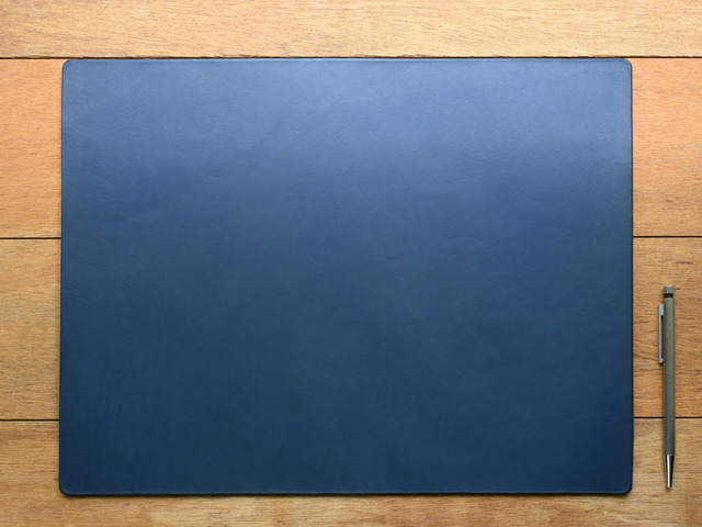Navy Blue 手工真皮辦公桌墊/主管桌墊/大滑鼠墊/寫字墊 48.5*30.5cm (客製化刻印英文) Navy Blue 手工真皮辦公桌墊/主管桌墊/大滑鼠墊/寫字墊 48.5*30.5cm (客製化刻印英文)