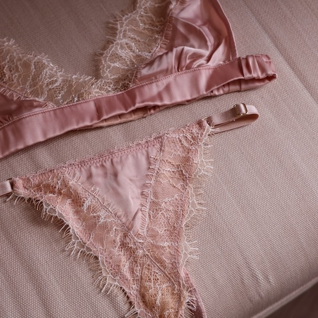 A10- Europe 法式柔緞睫毛蕾絲 Bralette + 丁字褲奢華組合 (柔白/ 玫瑰粉) - S A10- Europe 法式柔緞睫毛蕾絲 Bralette + 丁字褲奢華組合 (柔白/ 玫瑰粉) - S
