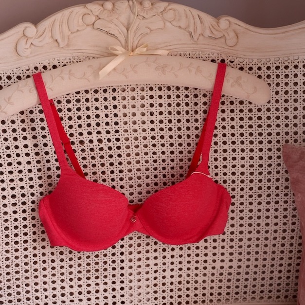 A44- Canada 莓紅迷情.極致呼吸薄墊集中內衣- 32C A44- Canada 莓紅迷情.極致呼吸薄墊集中內衣- 32C