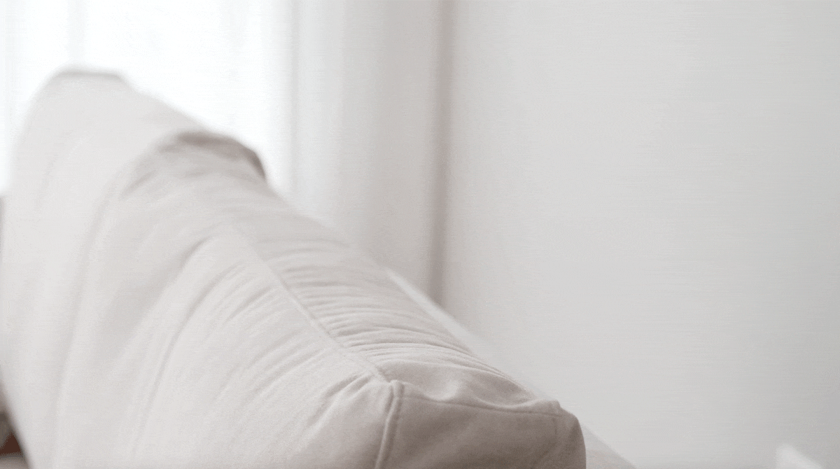 可拆式頭枕,輕鬆安裝 一雙手正在安裝小躺躺沙發頭枕