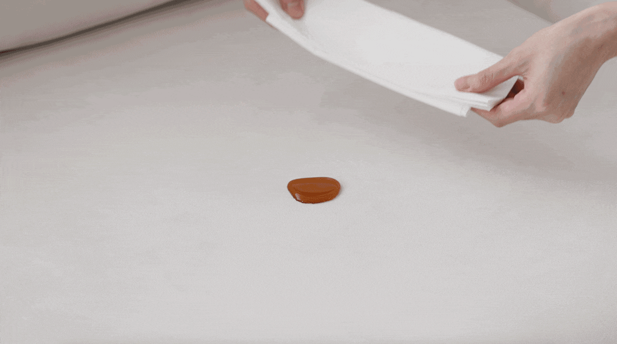 抗髒污好清潔 一雙手正在拿著紙巾,輕鬆擦拭著沙發表面污漬