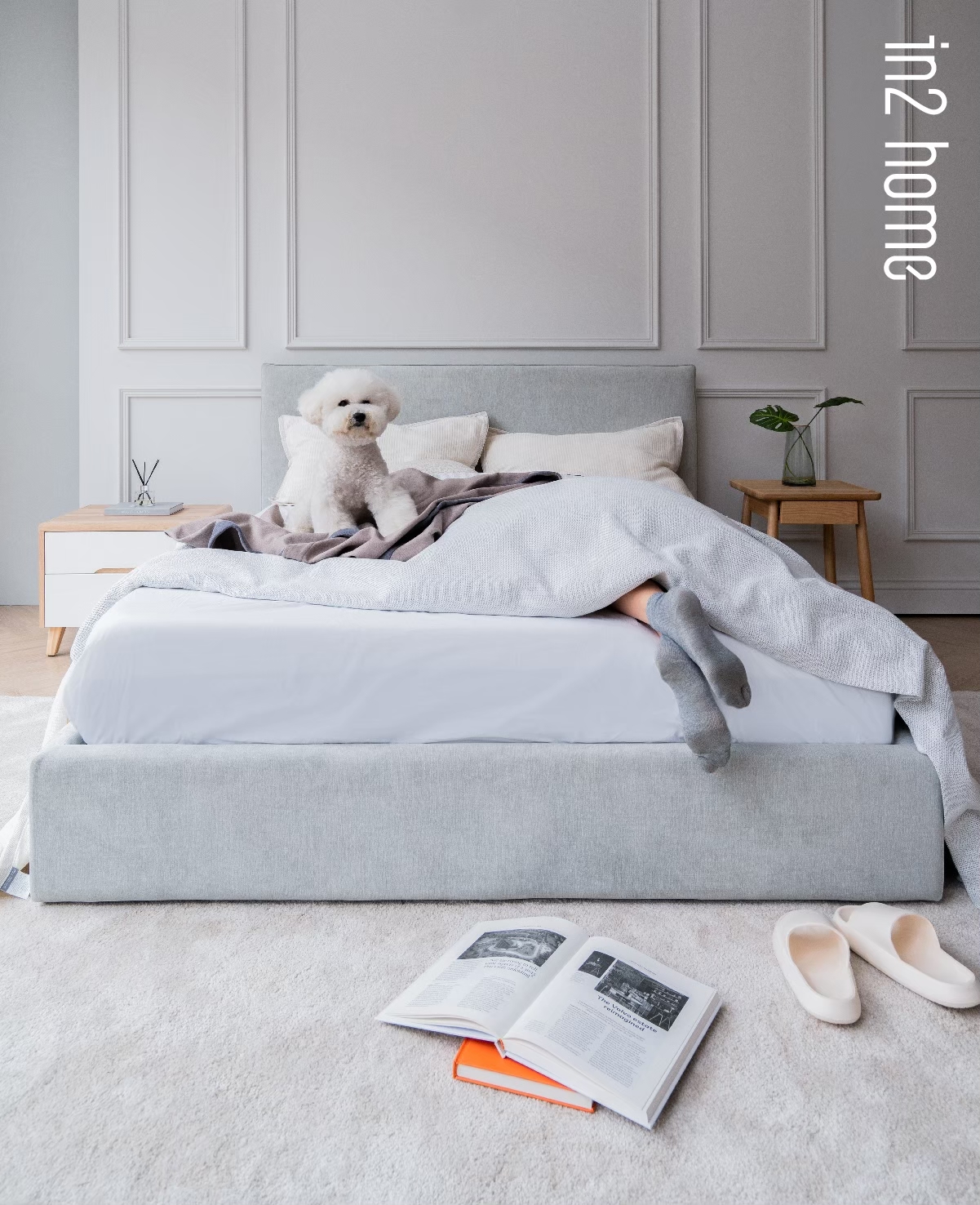 in2home小寶Bed 一個女生舒服地躺在小寶Bed上,旁邊有一隻比熊犬