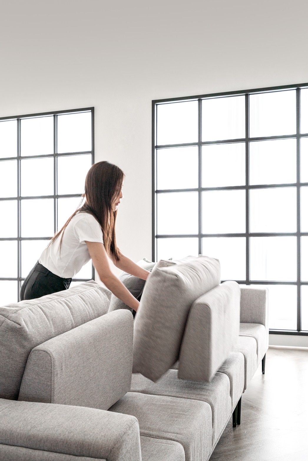 椅背調整示意  一位傢配師正在調節躺躺的椅背