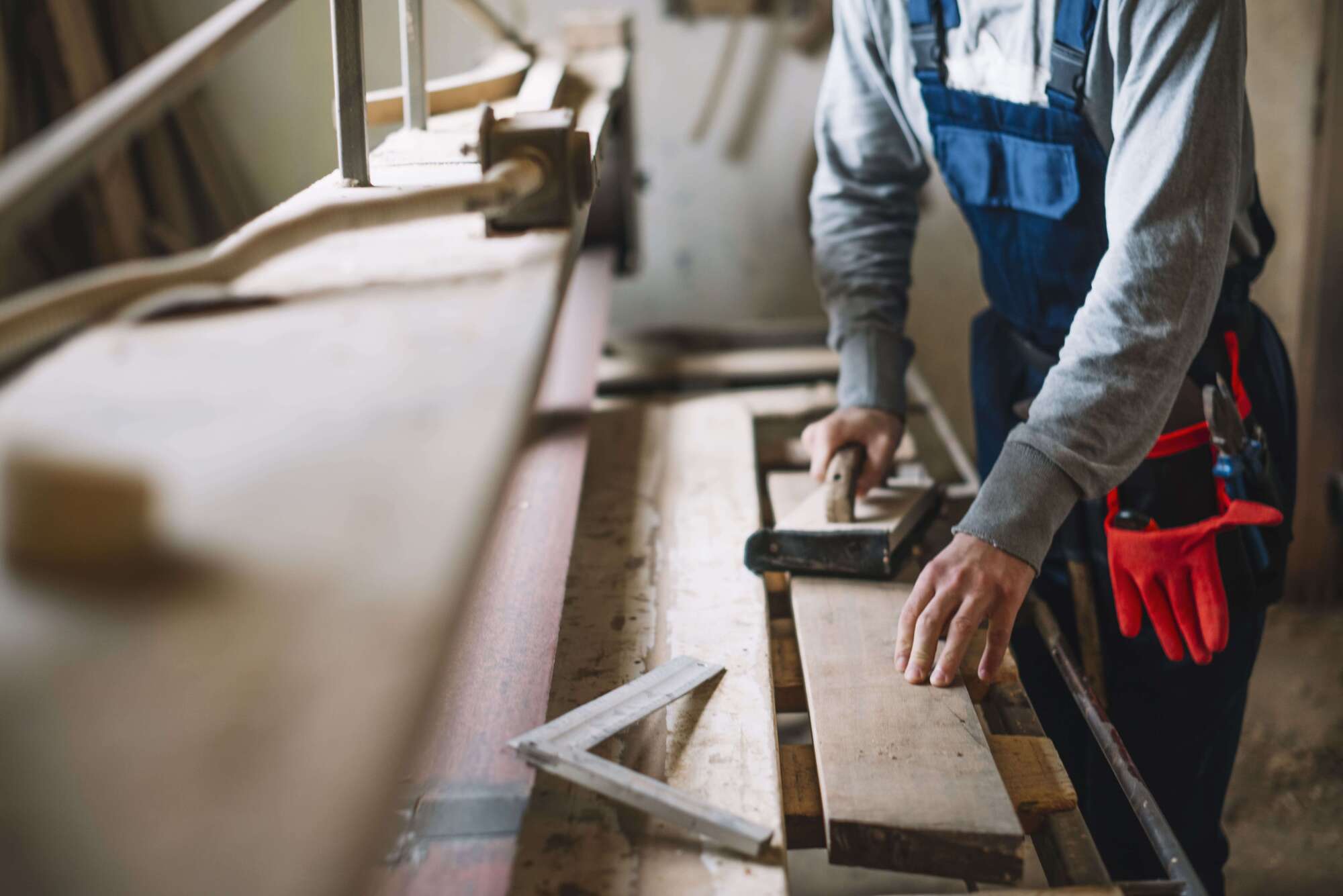 工廠製作示意圖 一名工作人員正在工廠處理木頭