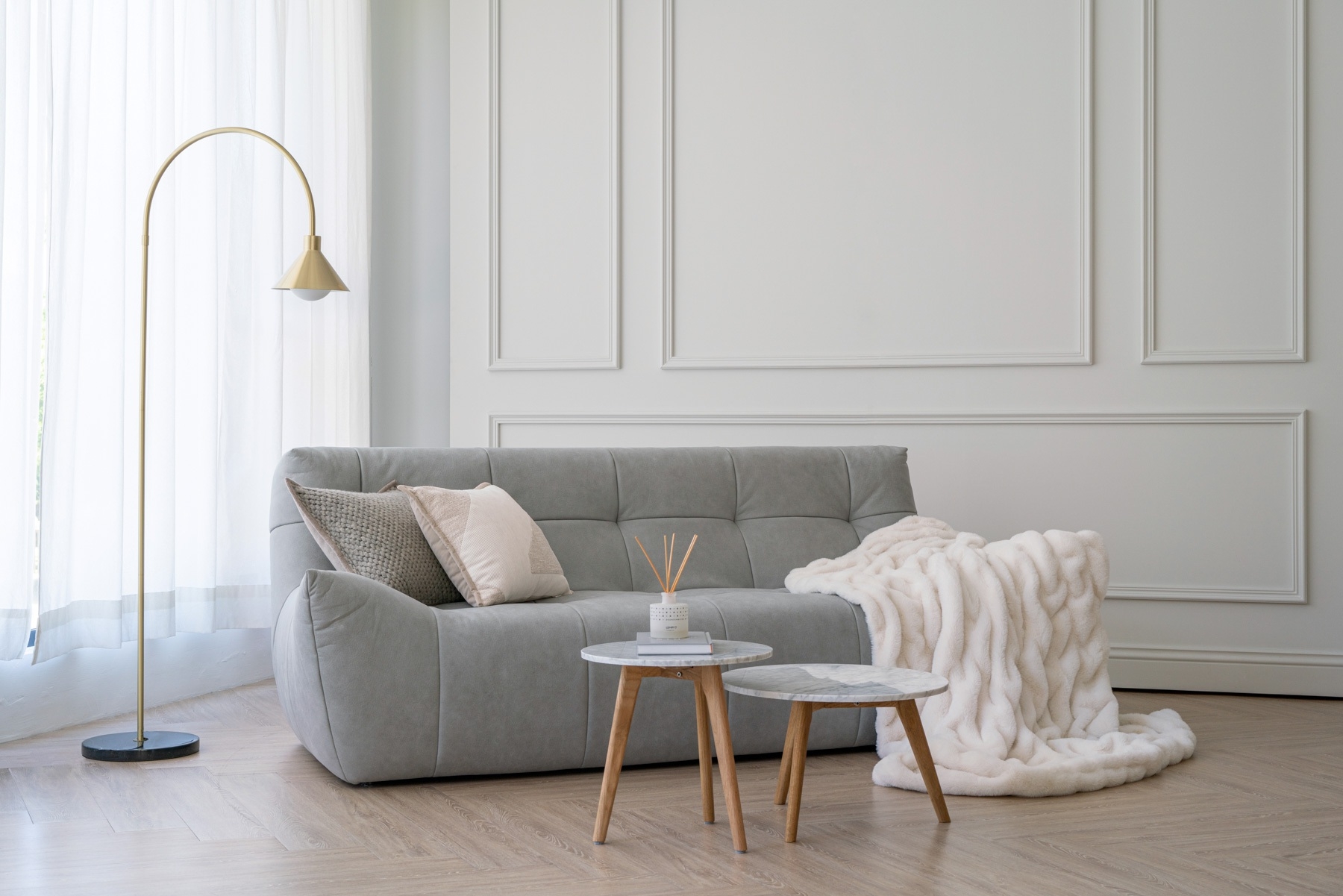 閨蜜沙發實品照 一張閨蜜沙發45度角美照,以及其他家居配件