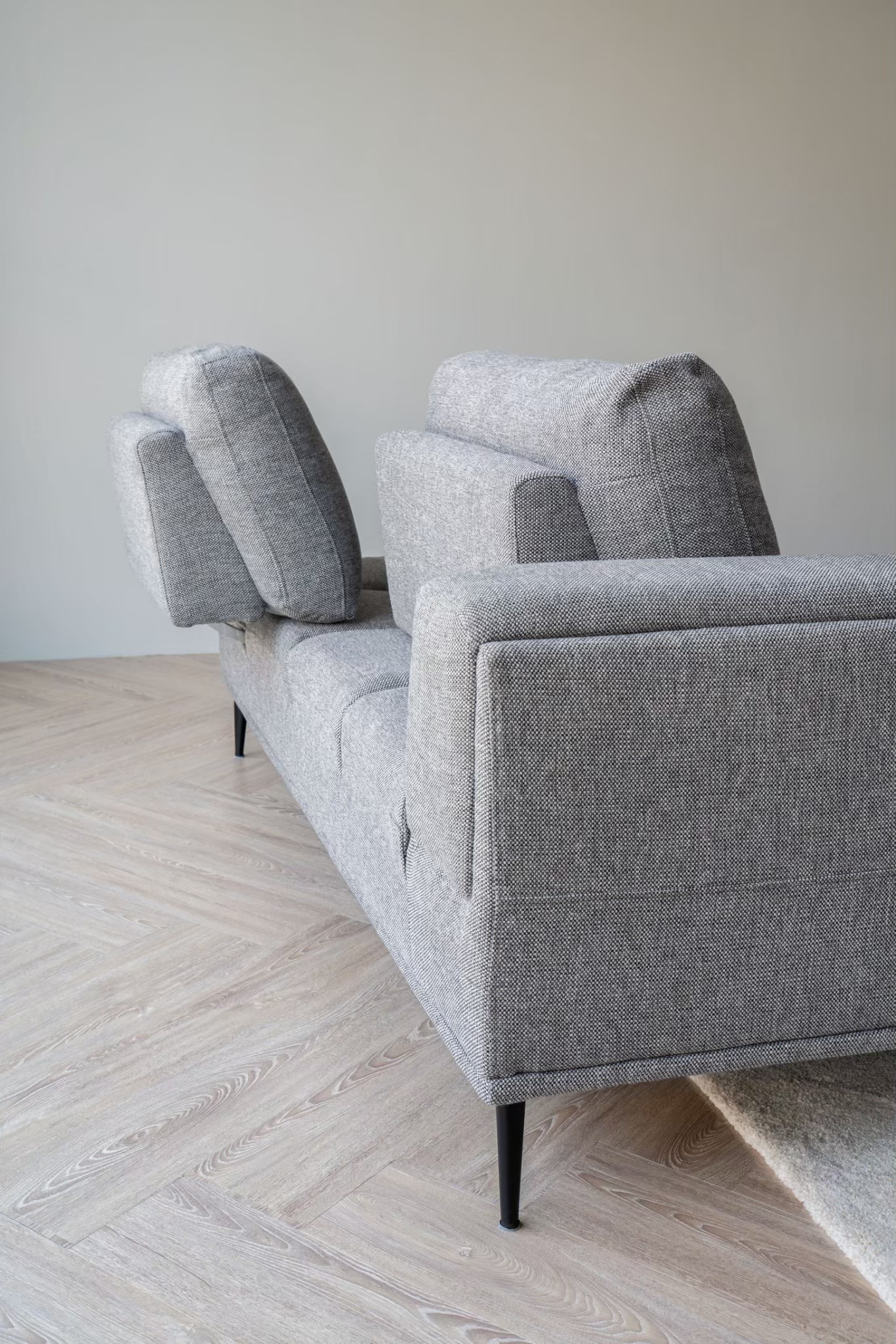 躺躺沙發前後椅背示意 一張靜海灰色的躺躺沙發椅背特寫