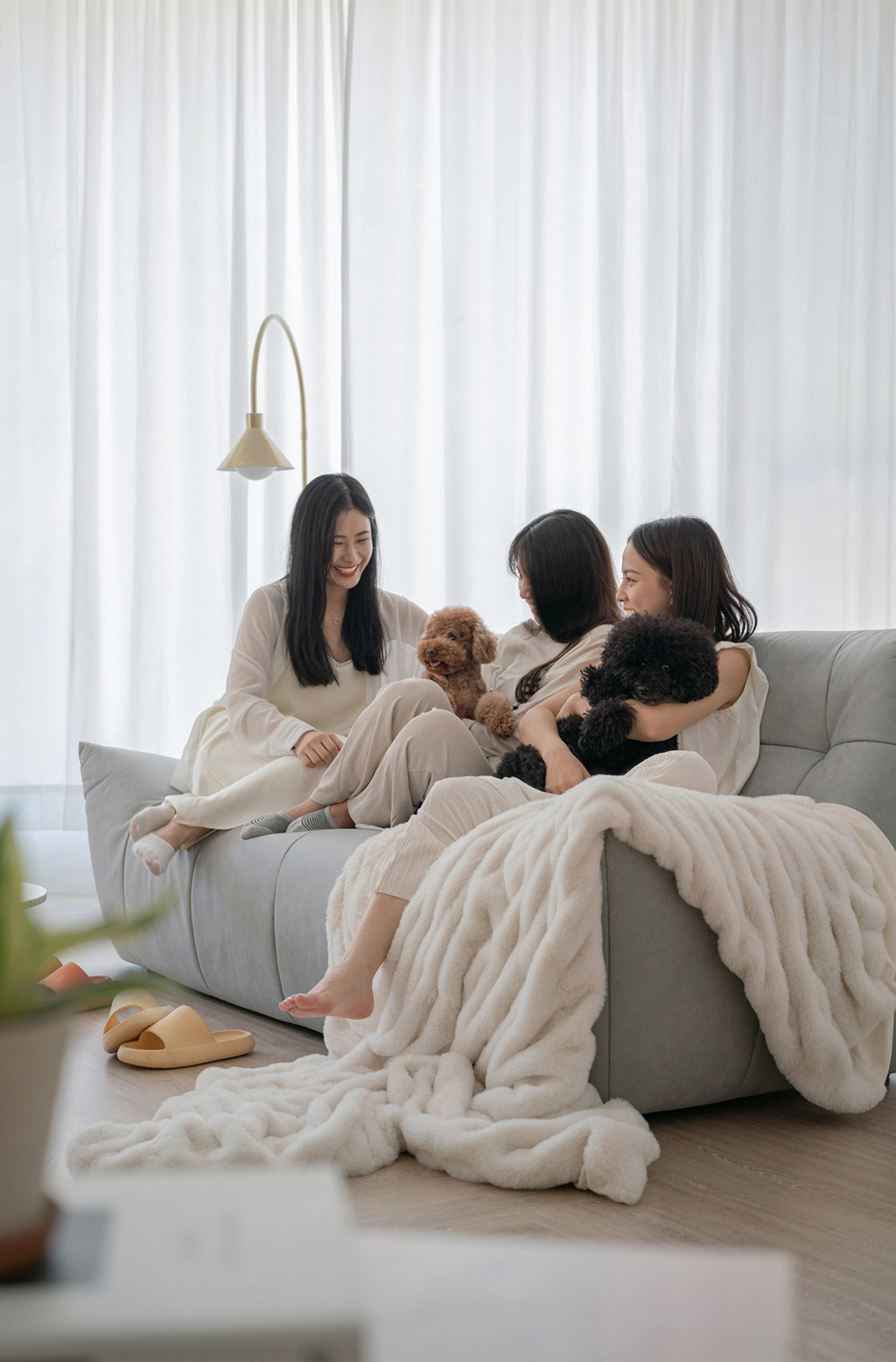 閨蜜沙發情境照 一張閨蜜沙發上坐著三位模特兒與一隻狗