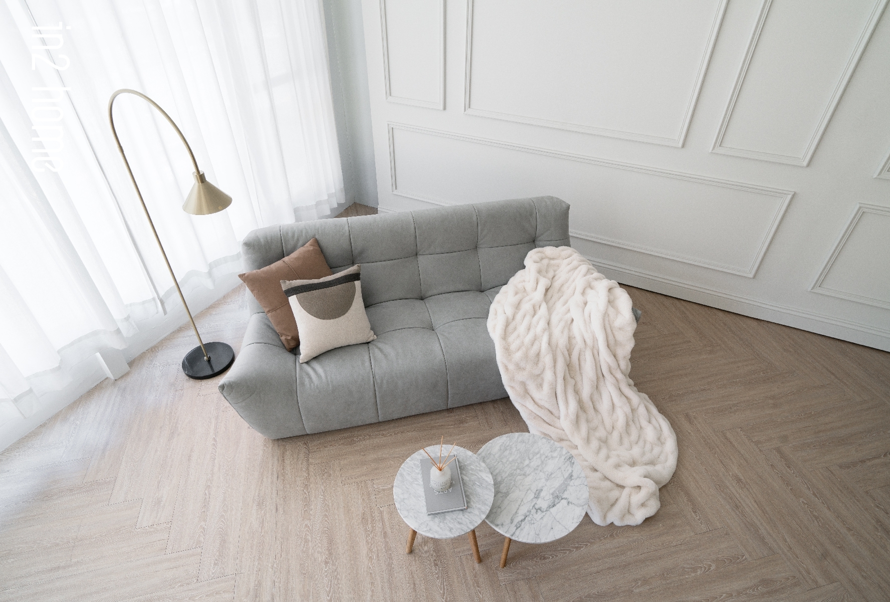 in2home閨蜜沙發 閨蜜沙發俯視角度,室內有一盞燈、沙發有毯子與抱枕