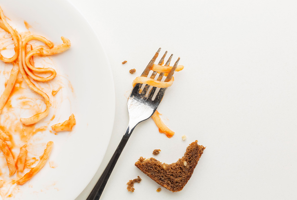 一般餐桌常遇到的問題 一張白色桌面的餐桌,沾上食物的髒污