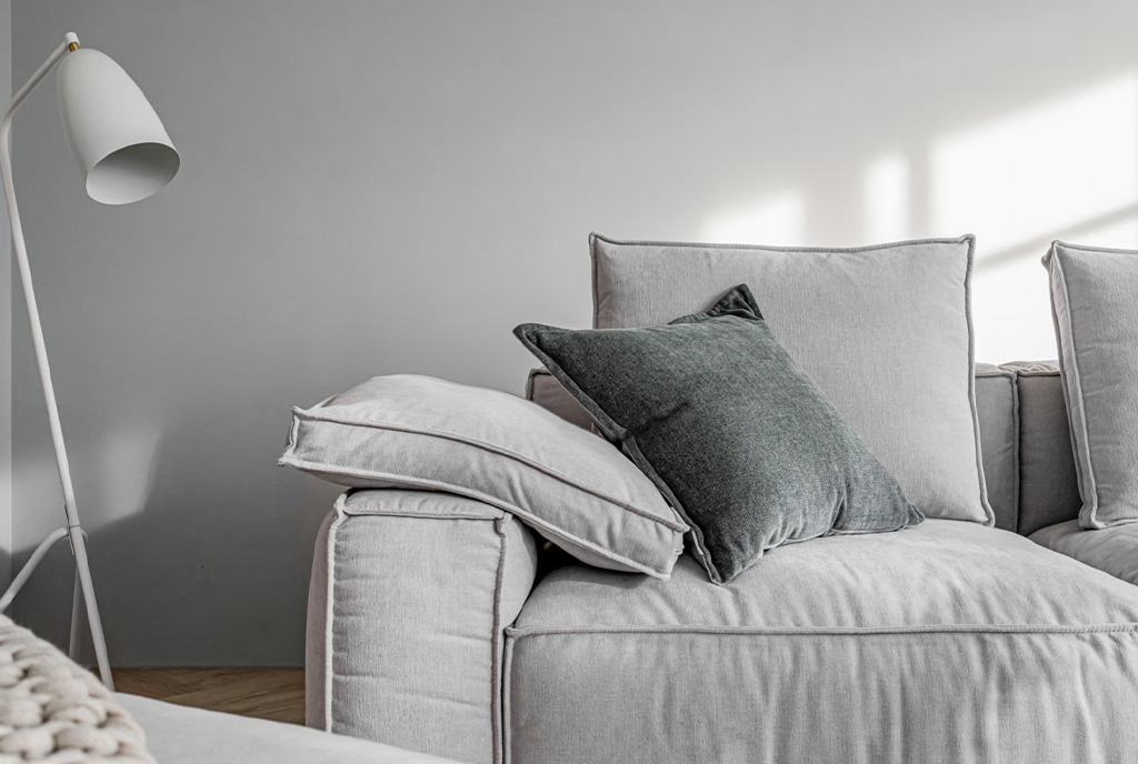 可移動軟背枕 格雷沙發側邊背枕特寫