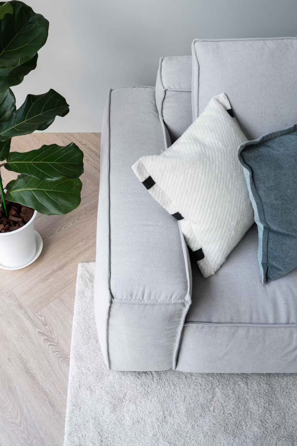 平穩方正扶手 格雷沙發側邊方正扶手特寫