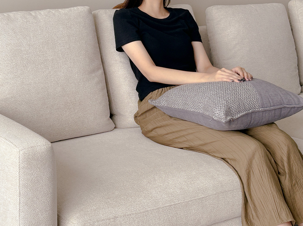 Q彈硬挺坐感 一個女生坐在艾倫沙發上