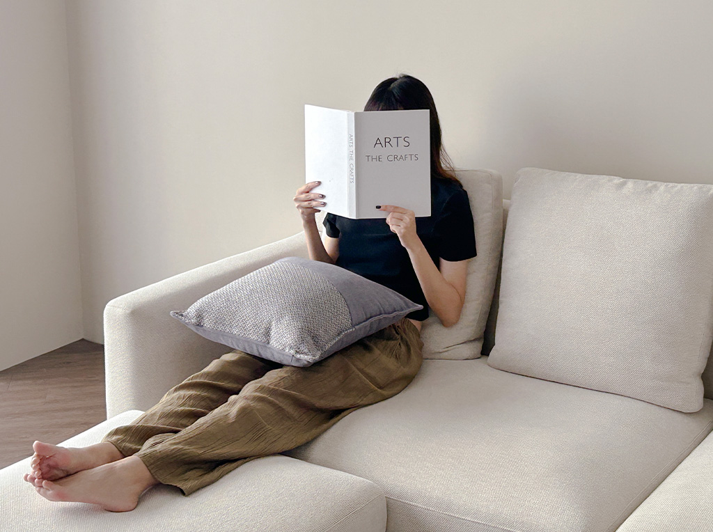 Q彈硬挺坐感 一個女生坐在艾倫沙發上