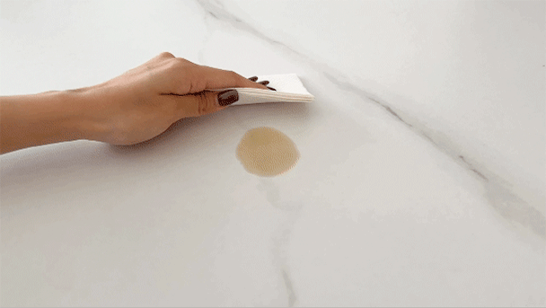 不吃色、易清潔無痕陶板 好看又好照顧的無痕陶板餐桌,易清潔、耐磨耐刮示意動圖。