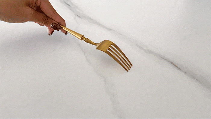 耐磨耐刮無痕陶板 好看又好照顧的無痕陶板餐桌,易清潔、耐磨耐刮示意動圖。/></div>
<div style=