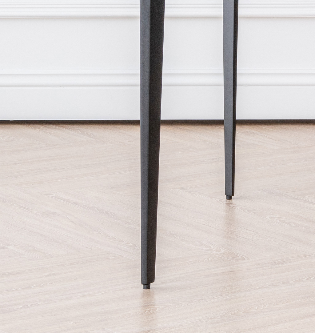 時尚黑鐵製桌腳 大理石紋餐桌,黑色鐵製桌腳特寫畫面。