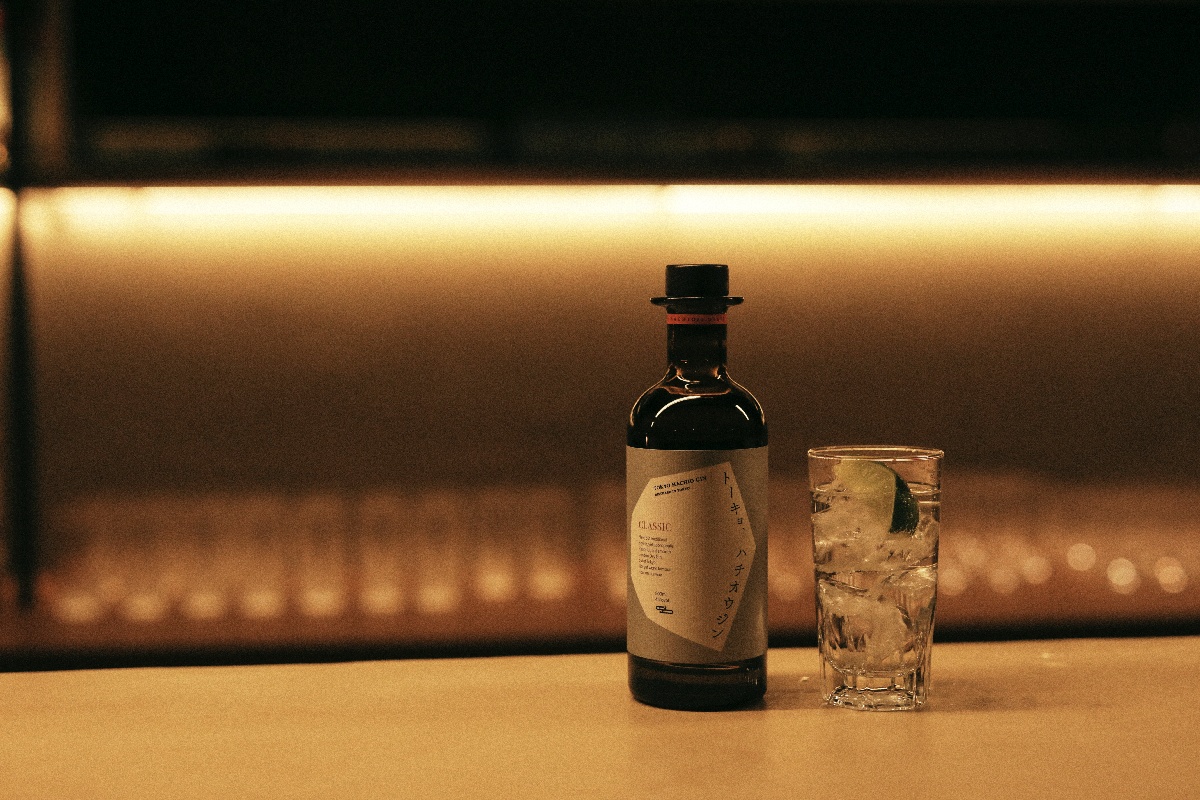 日式琴酒經典,東京八王子蒸餾所-琴酒 CLASSIC,原料採用非基因改造認證歐洲進口的中性玉米,加入日本柑橘類的檸檬和甜夏的果皮,加入洋柑橘及接骨木花,增添味覺上的享受