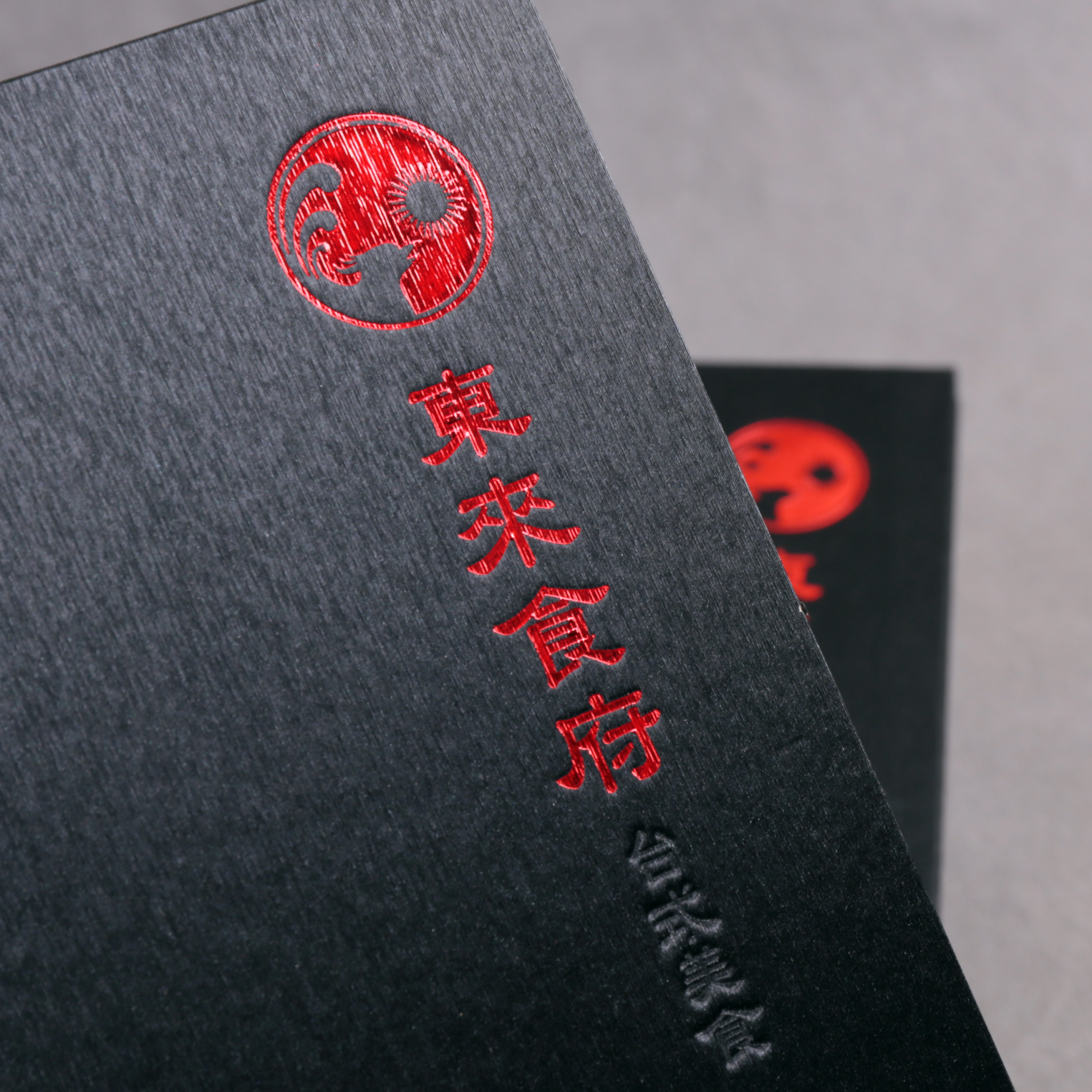 彈性的內頁更換:鎖銅釘菜單內釘裝設計方便更換內頁,只需鬆開螺絲釘即可更新菜單,餐廳可以隨時根據菜品季節性變化或促銷活動進行內容更新,提供更具彈性和時效性的菜單管理。