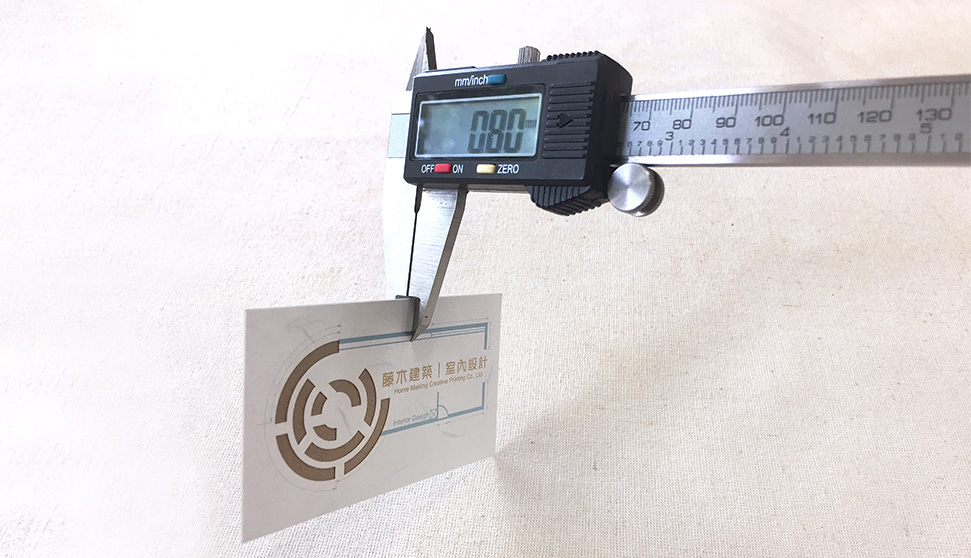 百款最新名片設計,簡單好用,我們擁有多樣紙材供挑選,不管是一般名片、獨有名片,還有高質感的頂級名片!商品皆可依照您的行業需求,選擇不同的材質與後加工。名片的完成尺寸為90*54mm(不含出血)。讓初次見面的客戶、廠商建立良好又深刻的第一印象;最具有存在感的名片,傑出的設計,讓人一眼就記住!名片設計 X 紙張材質 X 後加工 = 獨一無二客製化名片。品牌傳遞的重要工具。我們致力追求高質感的商業名片設計,在設計名片的同時,同時推薦合適的加工工藝,用名片為您的品牌說一點故事。