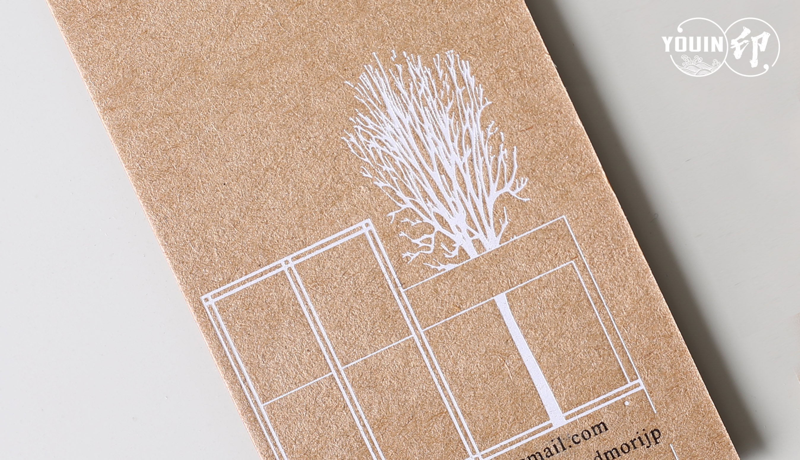 手工名片.牛皮紙燙金【價格】頂級名片.牛皮紙名片.牛皮紙質感.牛皮紙卡片.牛皮紙卡片加工.設計單品.名片製作費用.燙金費用.名片加工.名片範例.好的名片設計值得好好收藏,雖然科技日益進步,但是我們在設計生活當中仍然脫離不了名片的存在,讓您無論參加社交活動或是會議場合,一張精心設計的名片可以幫助你脫穎而出,留下好印象,當然也會為你的合作夥伴和潛在客戶留下聯絡方式。