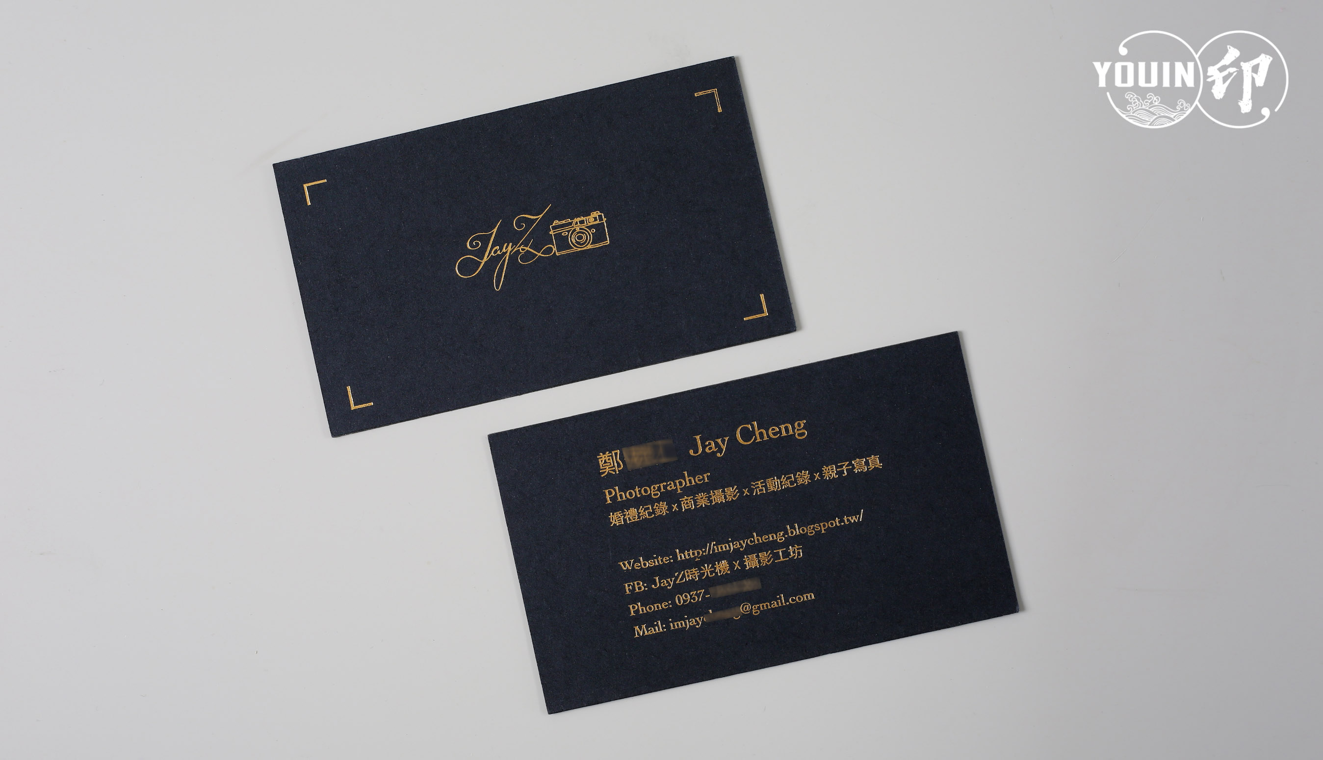 手工名片.黑卡燙金【價格】頂級名片.設計單品.名片製作費用.燙金費用.名片加工.名片範例.好的名片設計值得好好收藏,雖然科技日益進步,但是我們在設計生活當中仍然脫離不了名片的存在,讓您無論參加社交活動或是會議場合,一張精心設計的名片可以幫助你脫穎而出,留下好印象,當然也會為你的合作夥伴和潛在客戶留下聯絡方式。