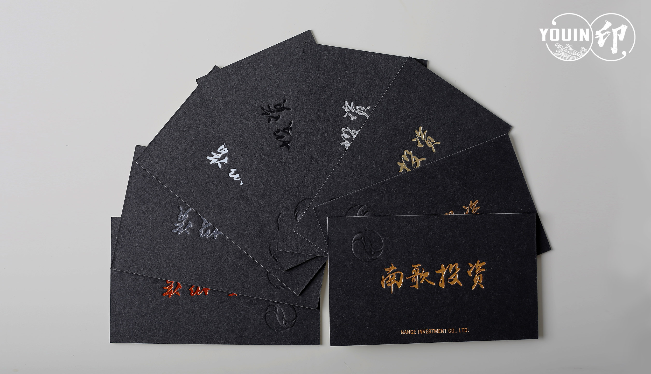 手工名片.黑卡燙金【價格】頂級名片.設計單品.名片製作費用.燙金費用.名片加工.名片範例.好的名片設計的產生往往是一連串和業主討論的結果,從事前的溝通和名片提案與修改、名片材質的選擇、加工最後名片的製作與運送,因此才會有手中這一方天地,因為名片設計所代表的就是您個人的形象,所以我們才會如此用心,同時也因為你讓名片因此值得珍藏!