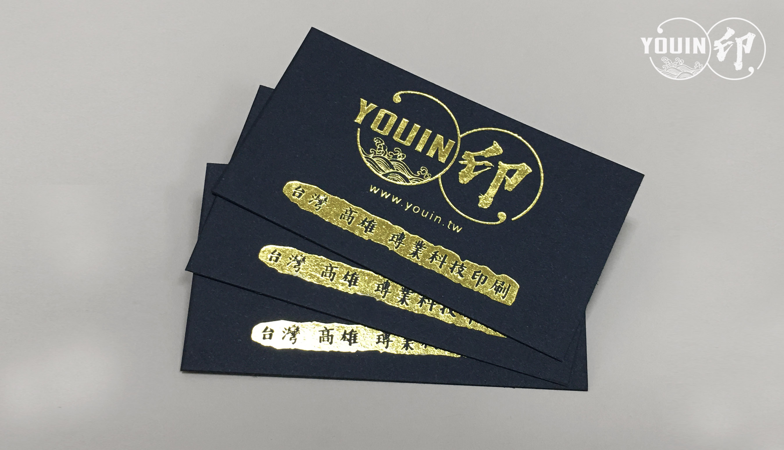 手工名片.黑卡燙金【價格】頂級名片.設計單品.名片製作費用.燙金費用.名片加工.名片範例.好的名片設計值得好好收藏,雖然科技日益進步,但是我們在設計生活當中仍然脫離不了名片的存在,讓您無論參加社交活動或是會議場合,一張精心設計的名片可以幫助你脫穎而出,留下好印象,當然也會為你的合作夥伴和潛在客戶留下聯絡方式。