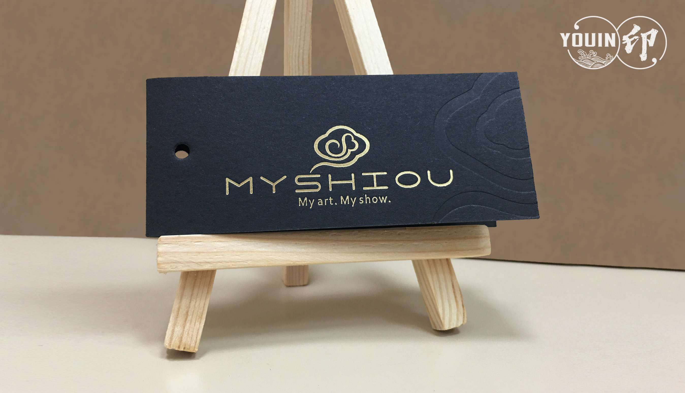 手工名片.黑卡燙金【價格】頂級名片.設計單品.名片製作費用.燙金費用.名片加工.名片範例.好的名片設計的產生往往是一連串和業主討論的結果,從事前的溝通和名片提案與修改、名片材質的選擇、加工最後名片的製作與運送,因此才會有手中這一方天地,因為名片設計所代表的就是您個人的形象,所以我們才會如此用心,同時也因為你讓名片因此值得珍藏!