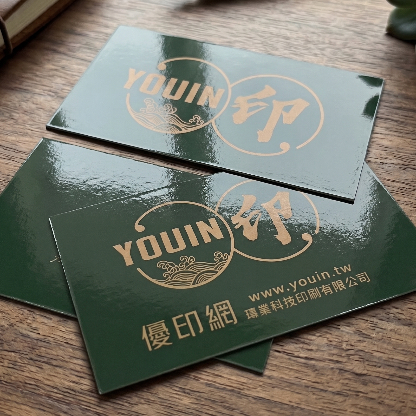 基底經雙面亮膜處理,增強色彩對比與飽和度,呈現鮮豔活力的鏡面光澤,同時具備防潮抗刮的實用性;重點圖案則疊加局部上光特效,打造出微微隆起的立體光澤層。 無論是運用於高磅數美術紙、特殊材質名片,或是結合凸名片、雷雕名片等特殊工藝,都能精準掌控標準名片規格與質感,滿足對特別的名片與高級名片的所有期待。名片設計、做名片、印名片、客製化、平面視覺、特殊材質名片、雷雕名片、凸名片、美術紙、名片規格、名片加工、特別的名片、特殊名片、高級名片、局部上光、局部特效。
