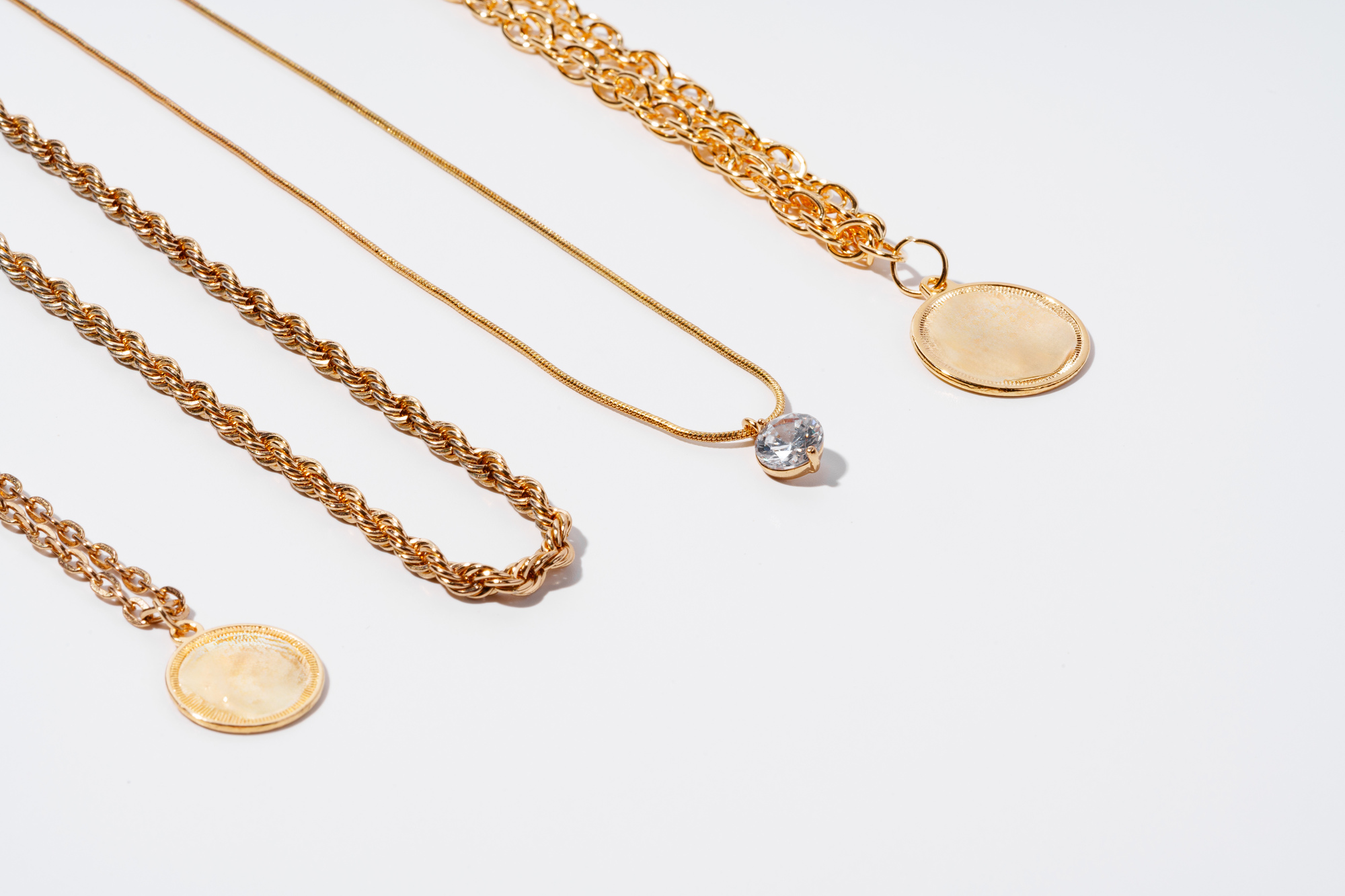 如果配戴飾品的同時也希望為自己增加財運,黃金材質勢必為首選。