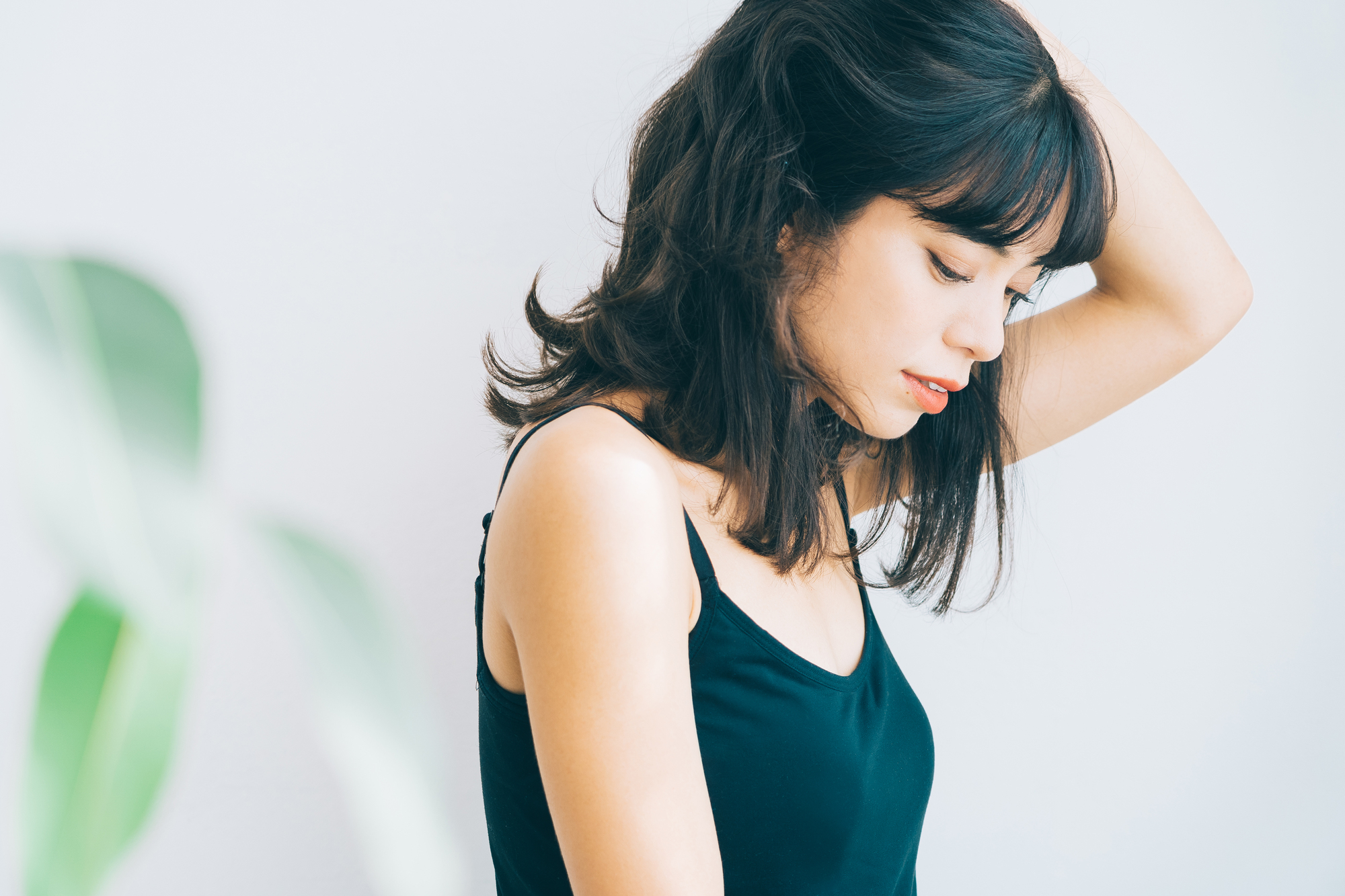 選擇細肩帶圓領小可愛最需要留意的是衣著長度,可以選擇較有包覆性的款式來達到修身效果