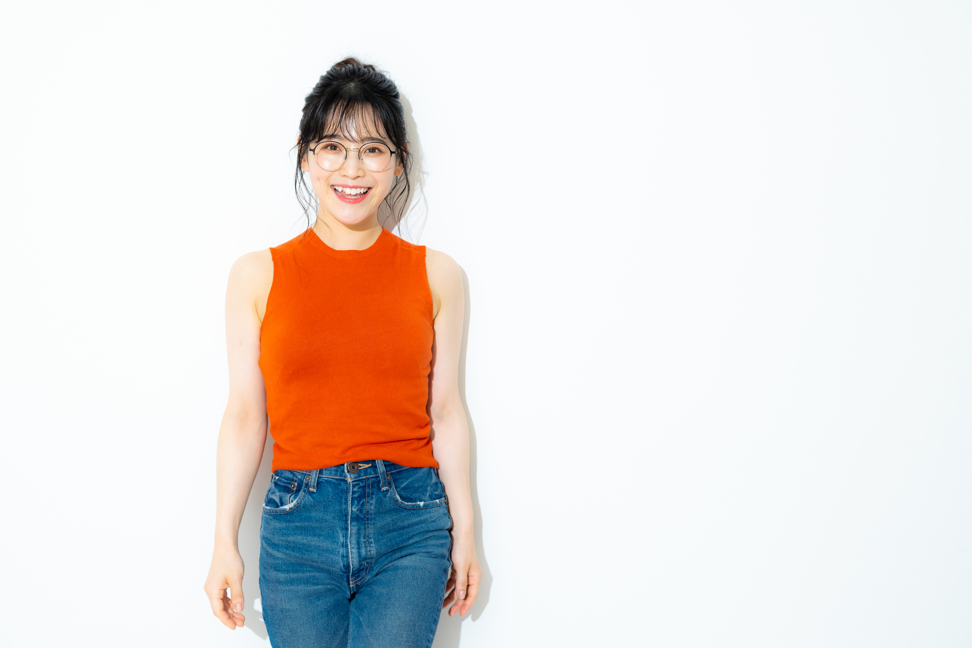 削肩上衣的版型其實也很修身,還可以修飾寬肩膀