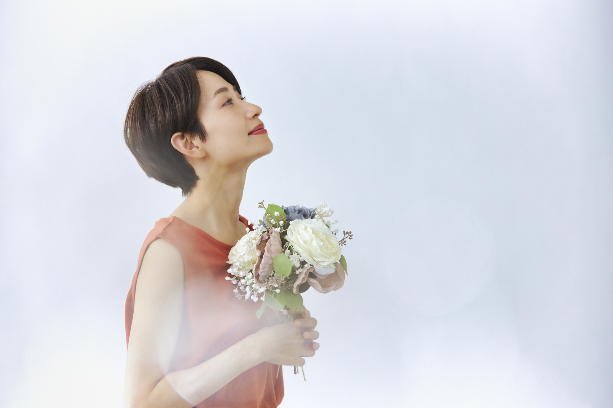 雖然新娘多半會上比較重的底妝,不太需要擔心膚色問題,但如果穿上的是自己的命定色,就能達到事半功倍的效果。