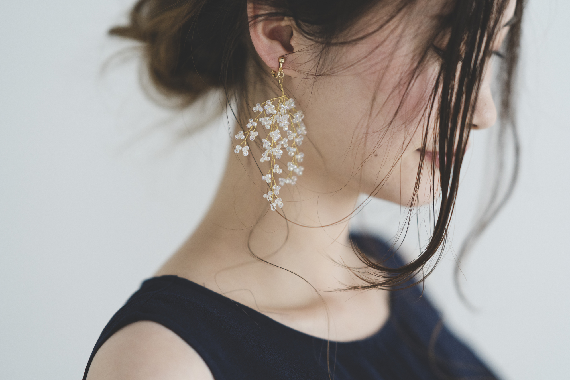 倒三角形臉的額頭較寬,下巴較尖銳,所以適合選擇下半部帶有垂墜感的耳環