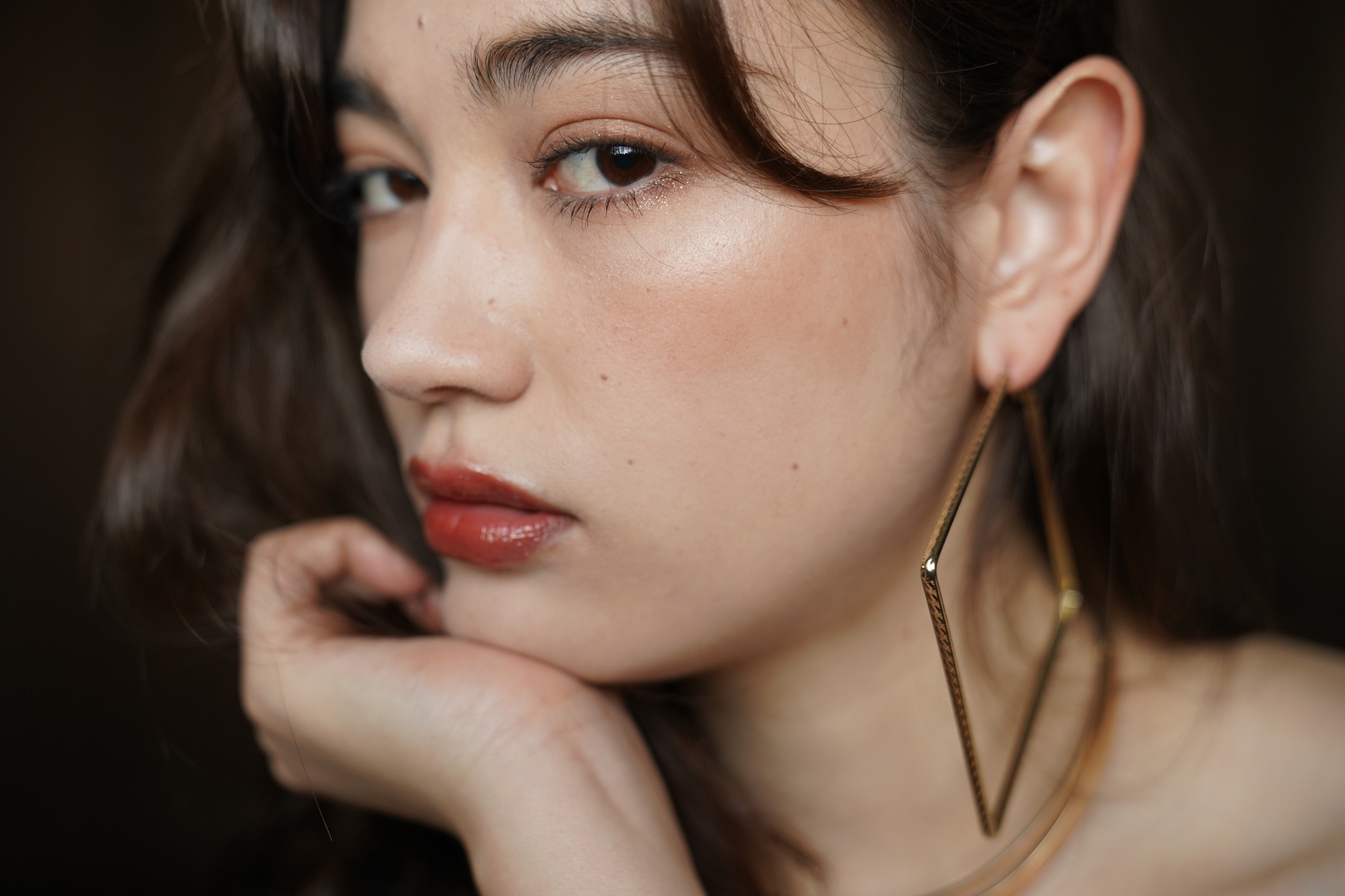 長的耳環本身就比較容易散發出成熟感,如果又是長臉,一戴上去讓缺點更明顯