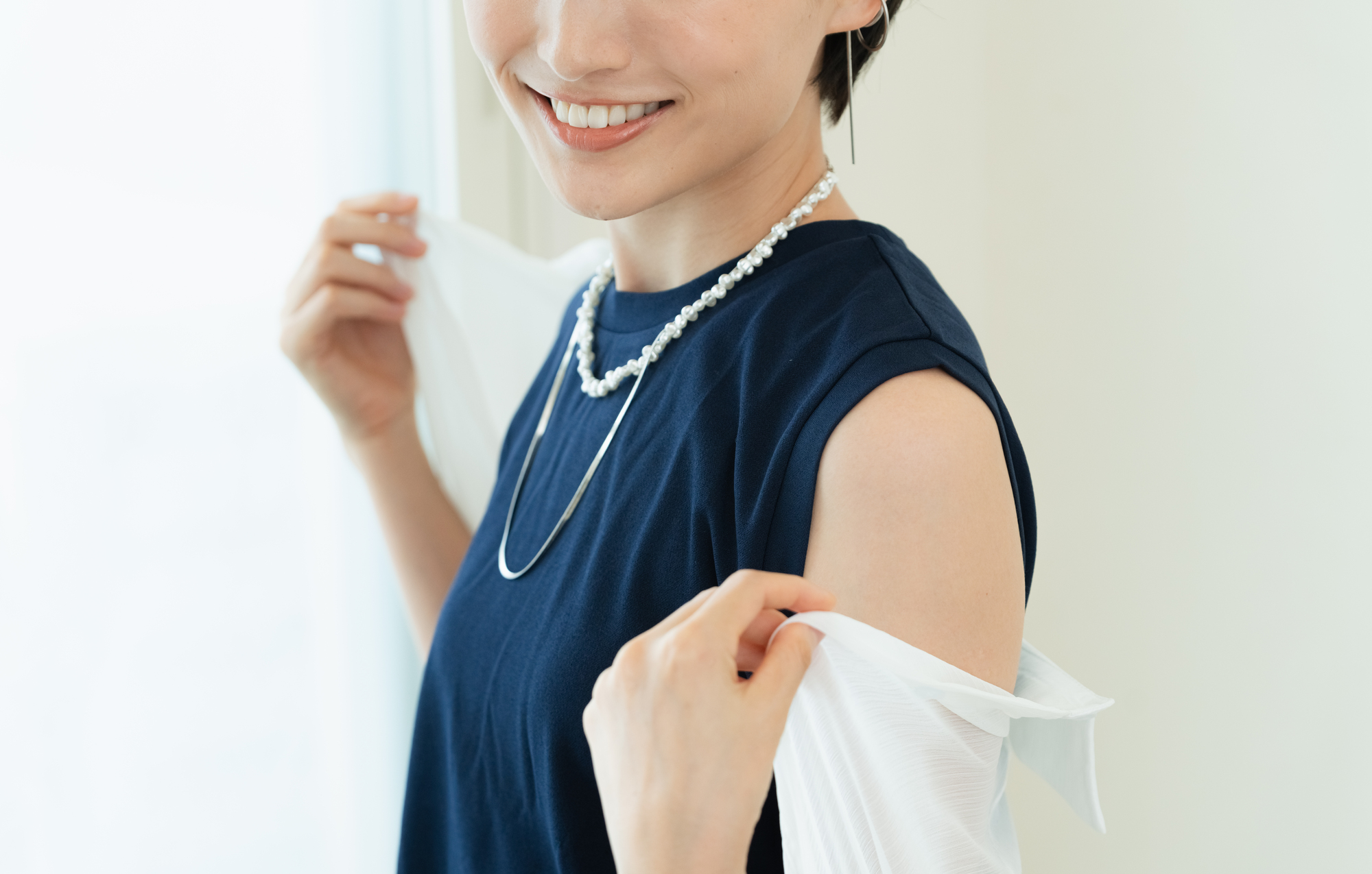 無論是項鍊、手環或戒指,疊戴的確是一種造型,但戴得太多就會變得笨重