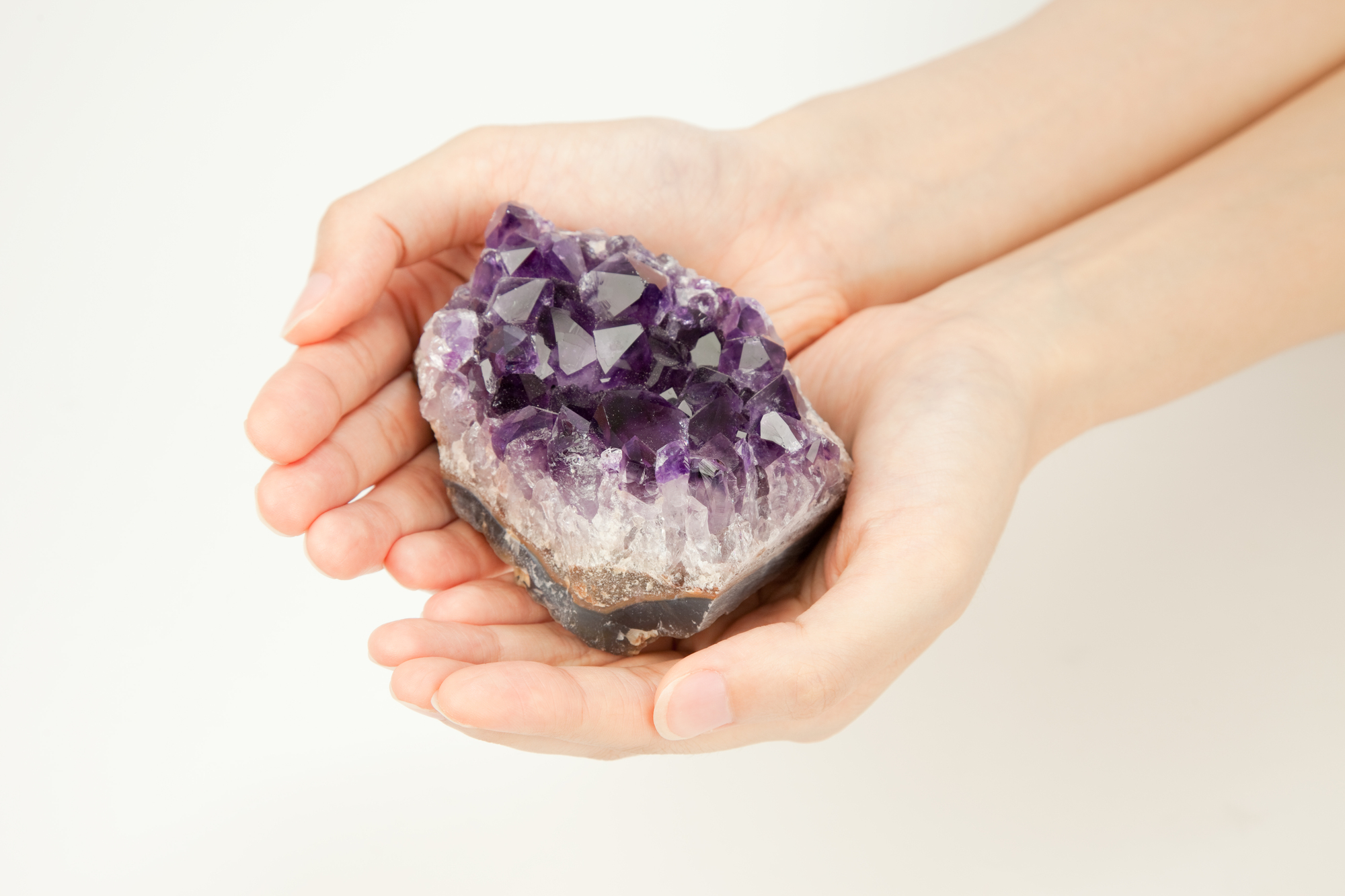 想透過配戴水晶招財的人不少,紫水晶也有招財的能量。