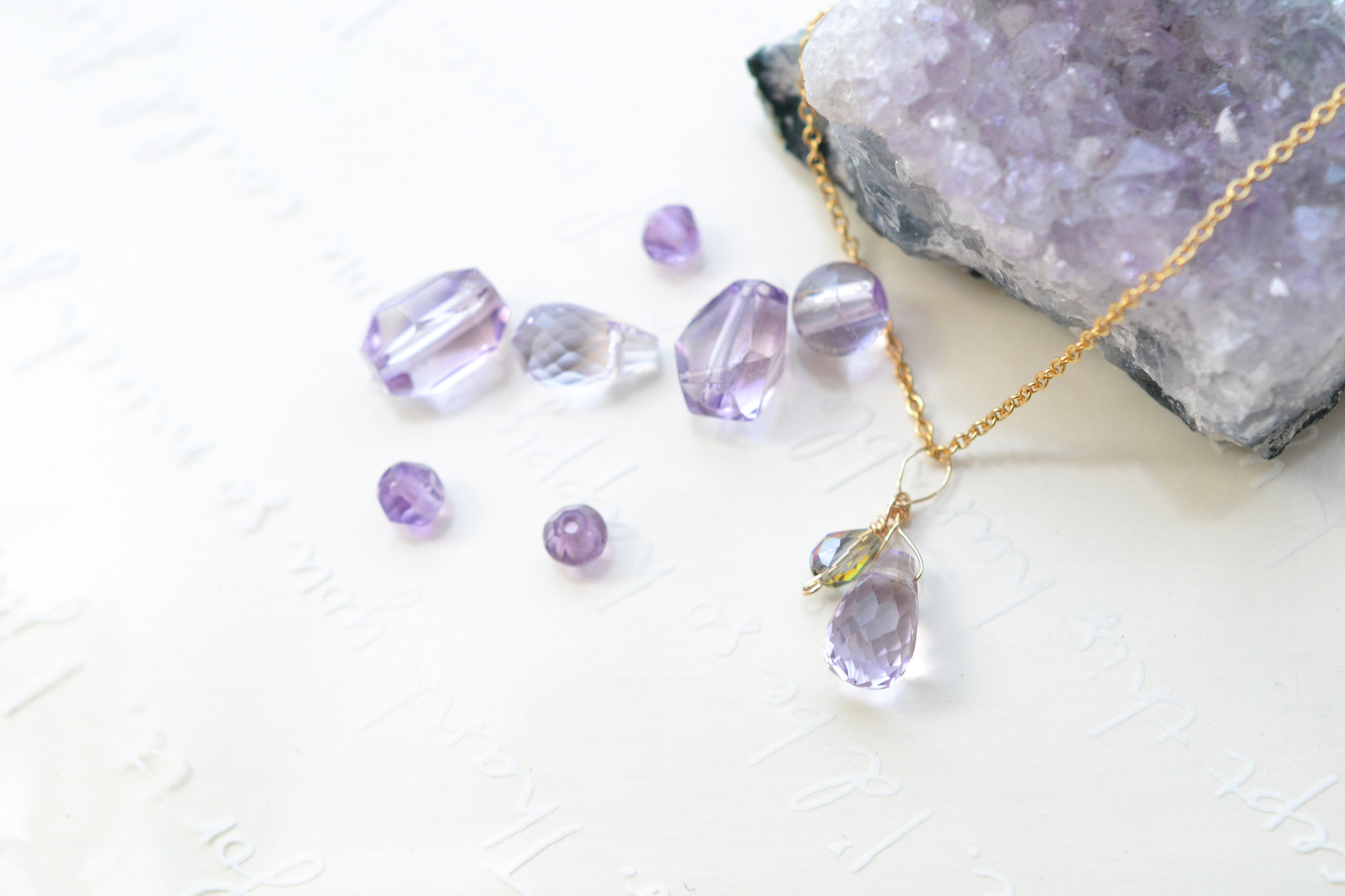 在心煩意亂的時候摸著水晶深呼吸,相信多少能平衡當下的情緒波動