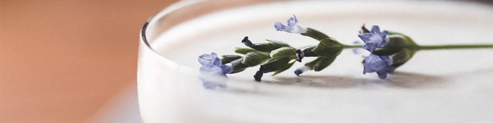 東方花香調香氛精油 寧靜琥珀|薰衣草與琥珀交融,展現溫柔靜謐的安心氛圍。