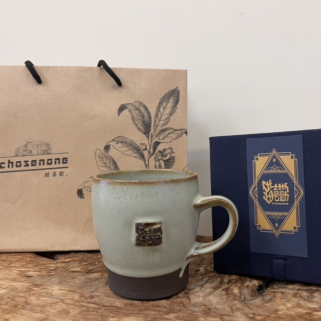 (大)青瓷黑陶限量手作陶杯  台灣藝術家限量作品 含錦盒與紙袋 (大)青瓷黑陶限量手作陶杯  台灣藝術家限量作品 含錦盒與紙袋
