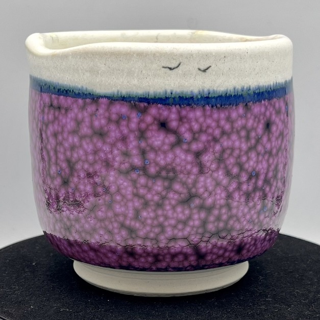 梁世昌作品 羽映繽霓 鈷藍紫結晶釉 茶碗(附錦盒與提袋) 梁世昌作品 羽映繽霓 鈷藍紫結晶釉 茶碗(附錦盒與提袋)