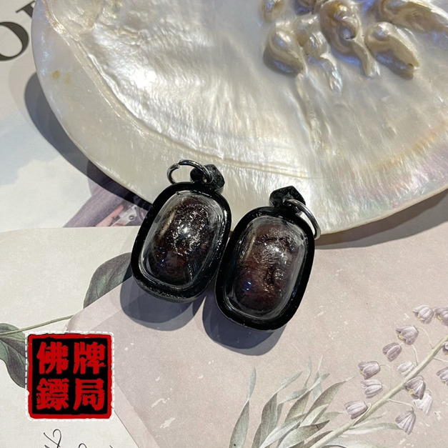 桃花源 阿贊摩納 佛歷2545年 超強異性緣 化敵為友,貴人多多,招正偏財、投資運提升 佛牌鏢局 桃花源 阿贊摩納 佛歷2545年 超強異性緣 化敵為友,貴人多多,招正偏財、投資運提升 佛牌鏢局