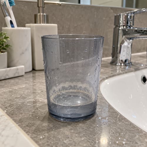 漱口杯正放在檯面,杯底留下水漬